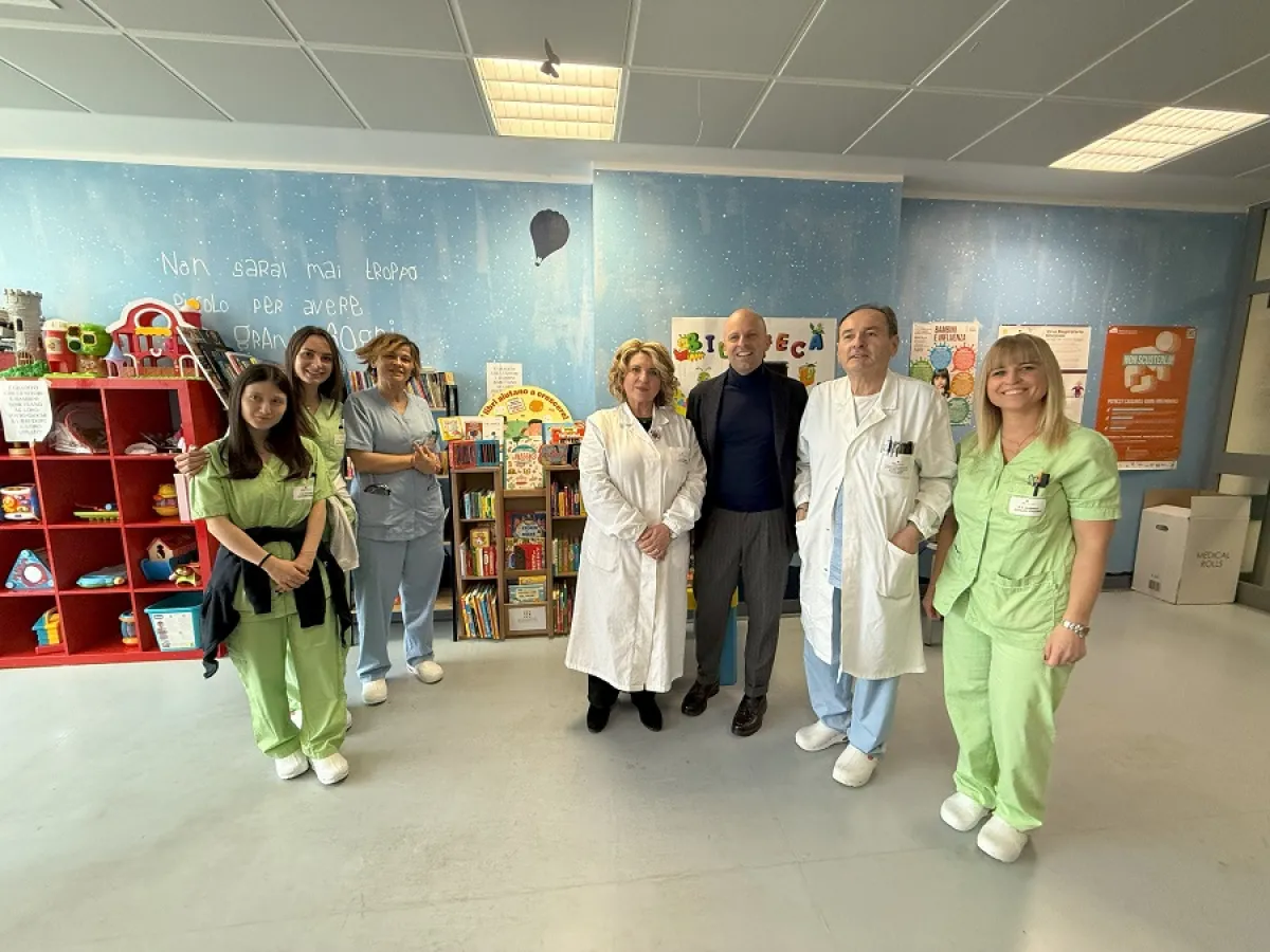 Ecosuntek dona una bibliotechina al reparto di Pediatria dell'Ospedale di Branca