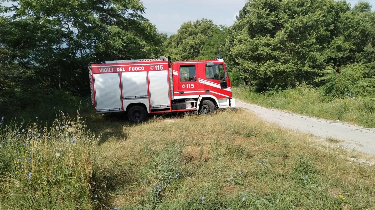 Tragedia a Sismano: auto fuori strada prende fuoco, morto il conducente