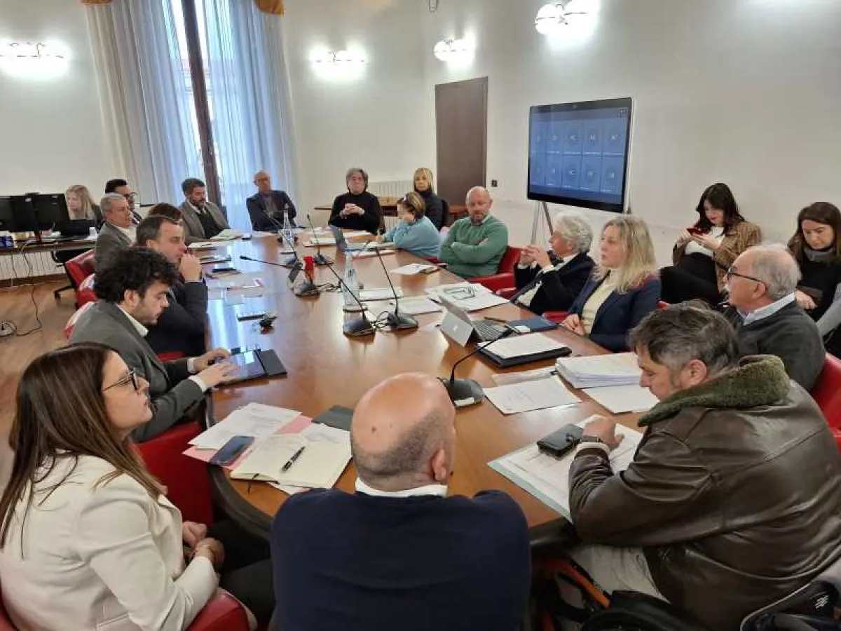 Scontro sull'eolico in Appennino: Comuni e associazioni portano 7mila firme in Regione per dire no