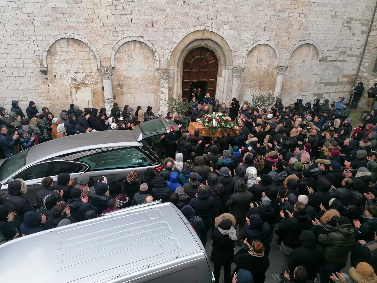 Gubbio dà l’ultimo saluto a Renzo Casagrande: folla commossa ai funerali nella chiesa di San Pietro