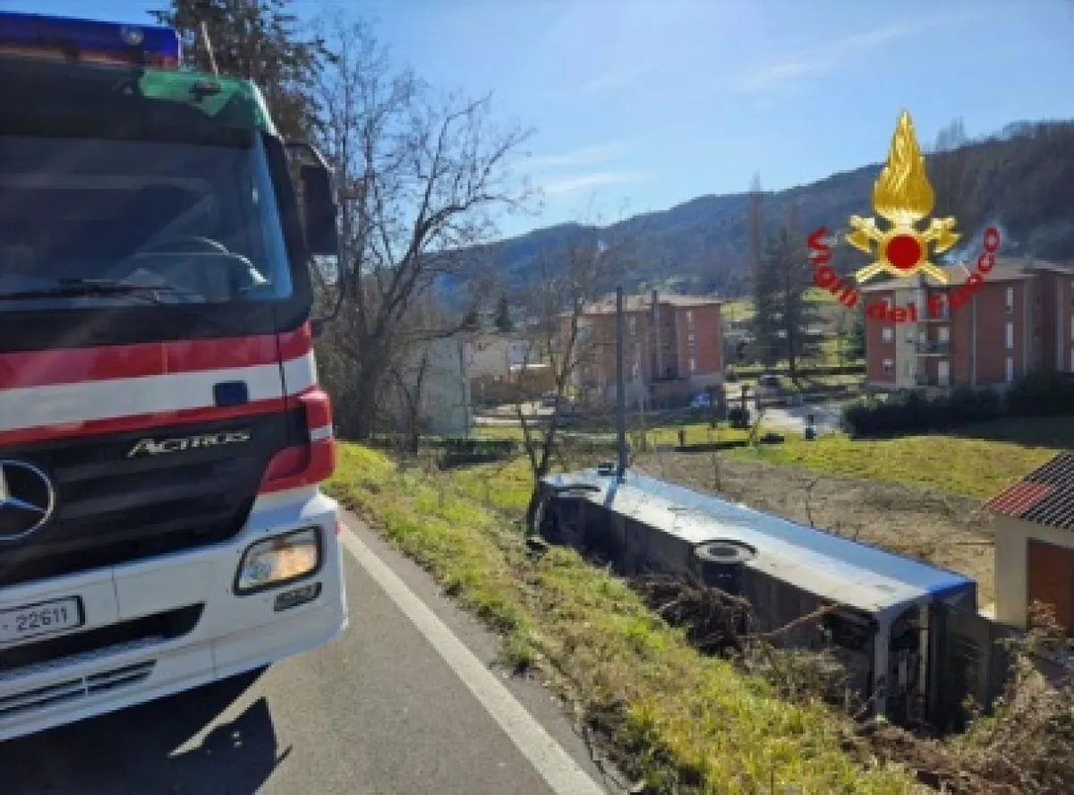 Autobus di linea si ribalta nel pressi si Pietralunga. Tutti incolumi gli occupanti