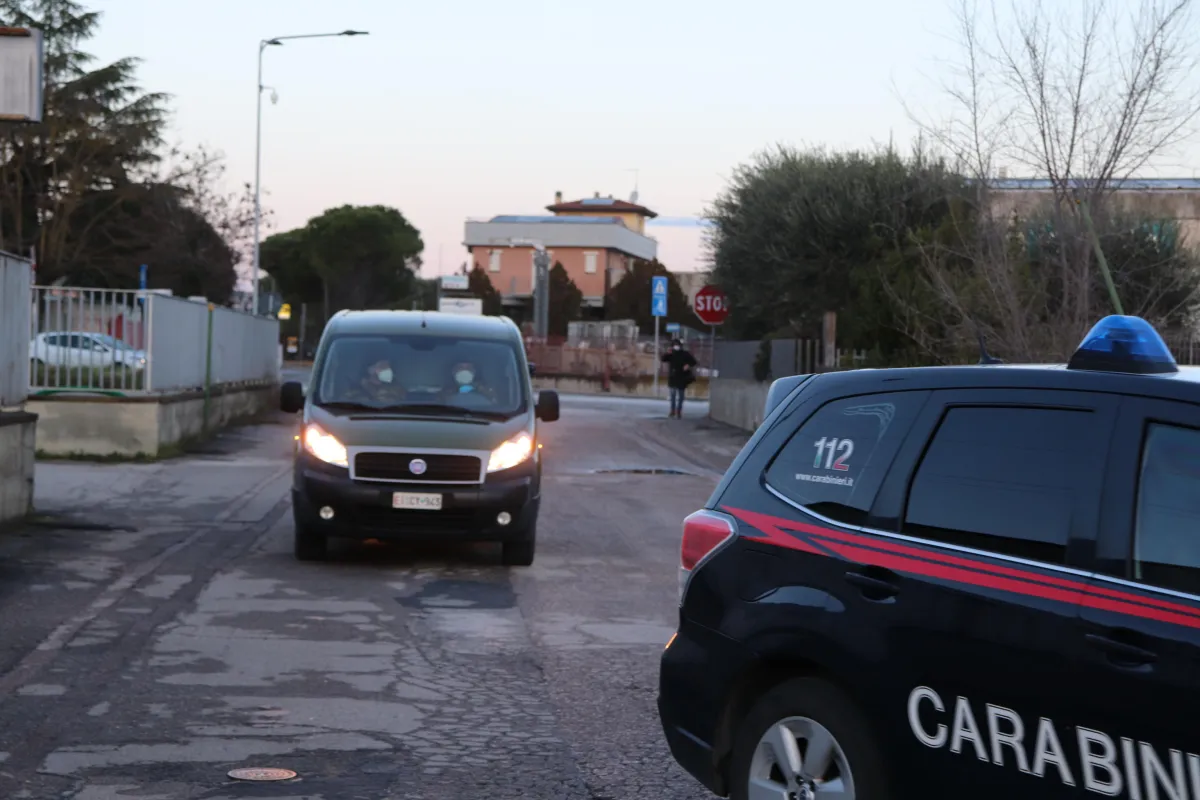 Fontivegge, rissa davanti alla stazione: tre persone portate in ospedale