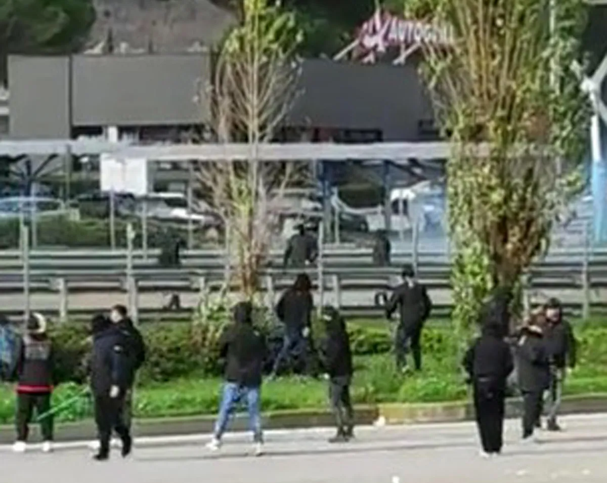 Guerriglia ultras sull'autostrada: scontri tra tifosi del Perugia e della Lucchese