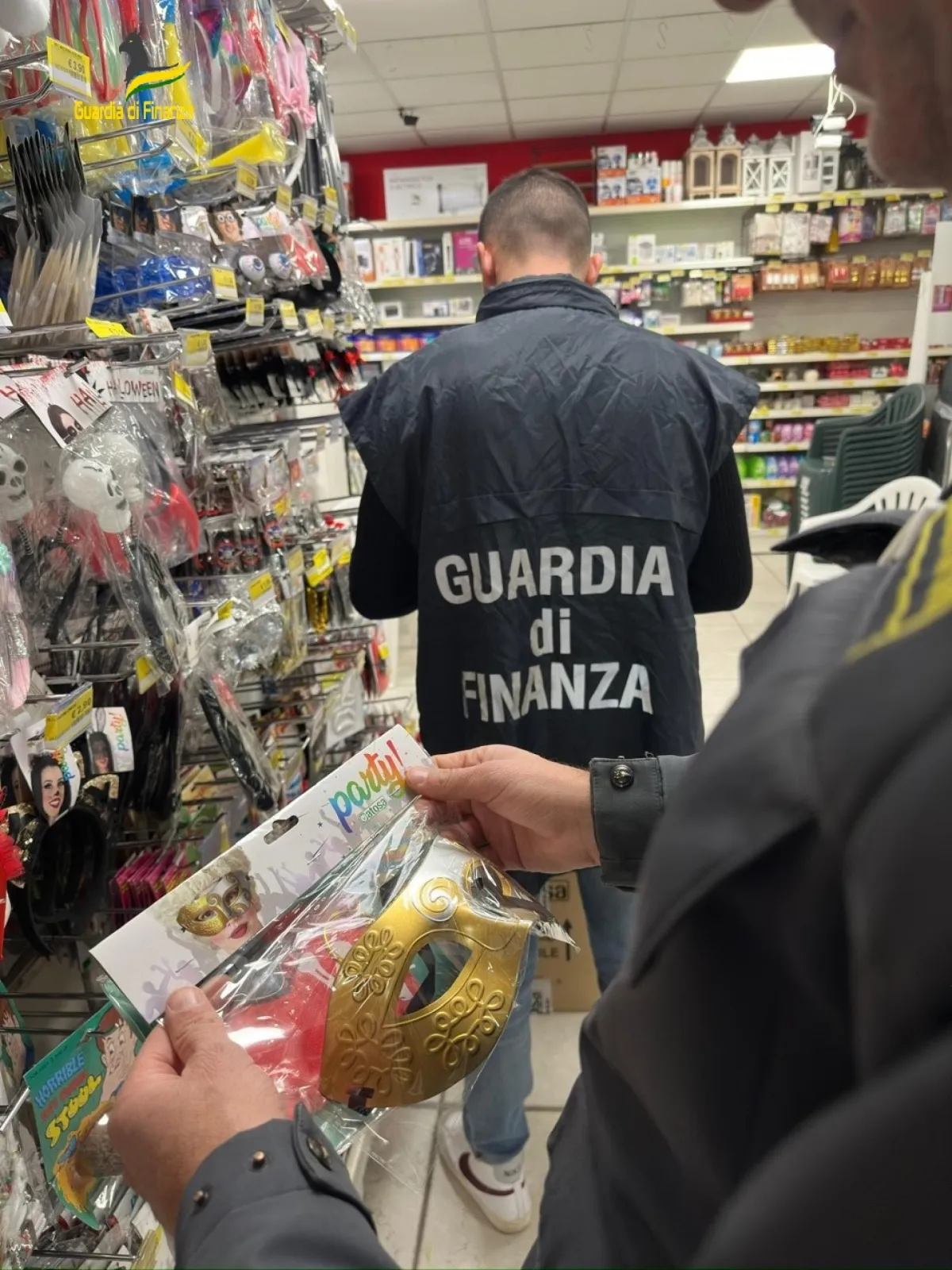 Sequestrati 400 articoli tra maschere e costumi di carnevale ritenuti pericolosi. Commerciante di Spoleto nei guai
