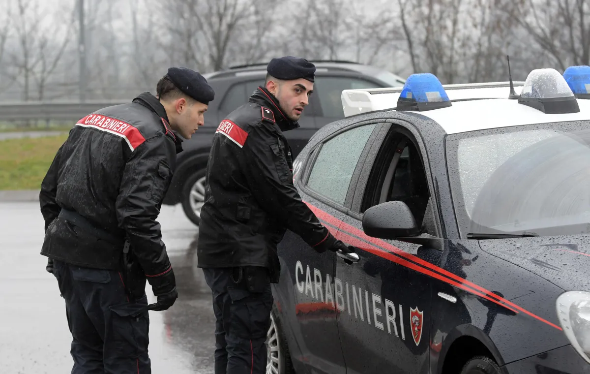 Narni, due minorenni danneggiano 8 auto e rubano alcolici: denunciati
