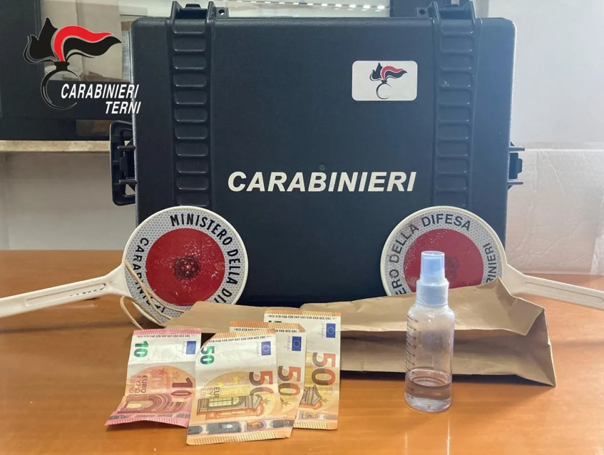 Terni, coppia di origine ceca sorpresa con coltelli e arnesi da scasso: denunciati entrambi