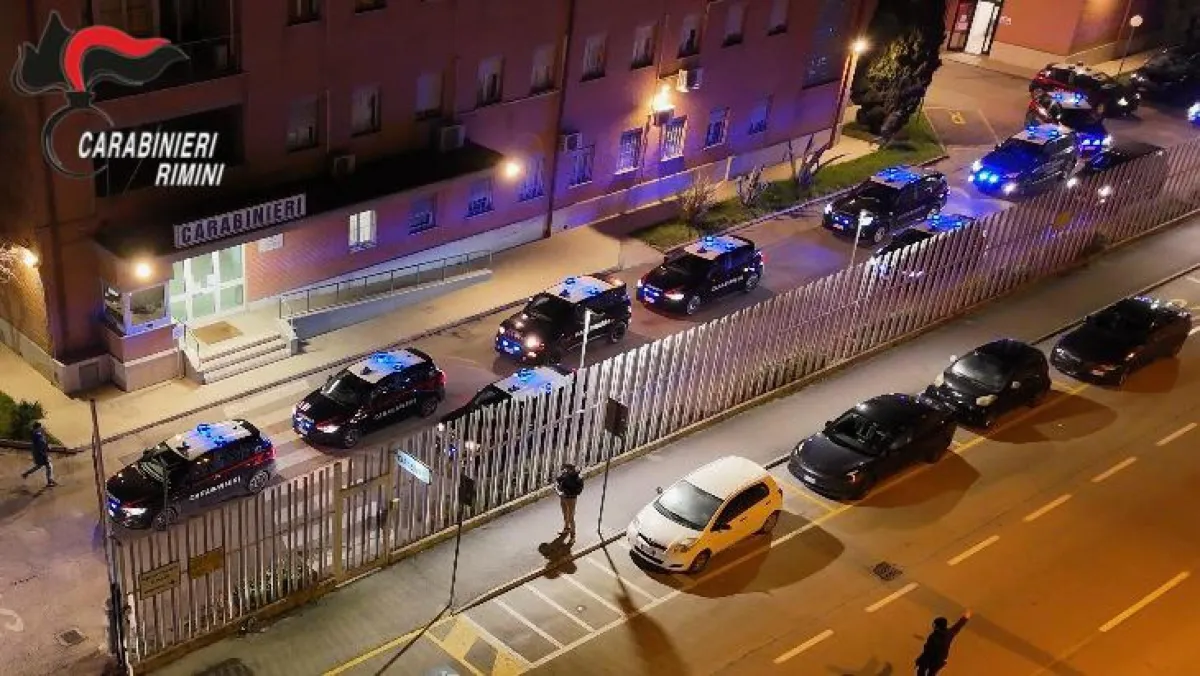 Da Perugia a Riccione per una rapina: arrestati due giovani in spiaggia