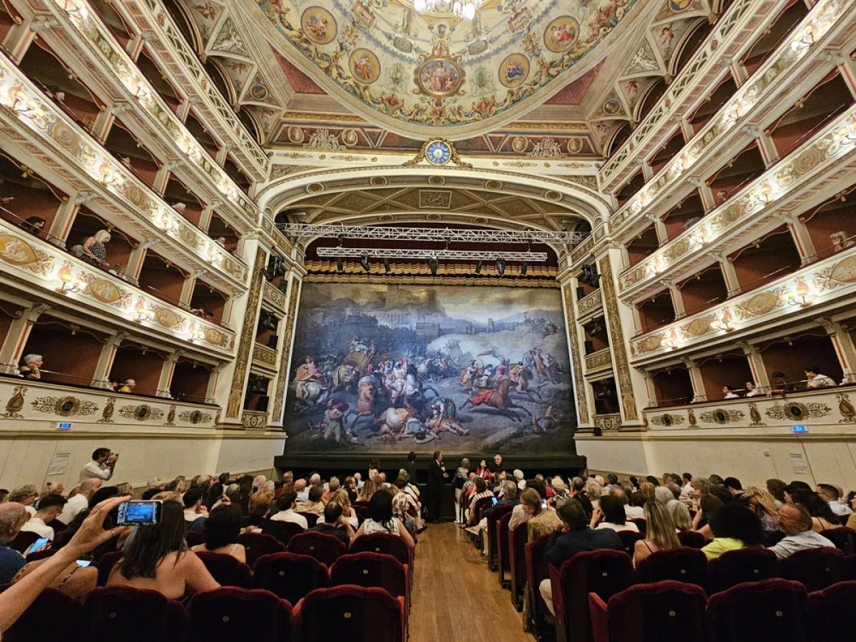 Svelato al pubblico l'antico sipario del Teatro Nuovo di Spoleto dopo gli interventi di restauro