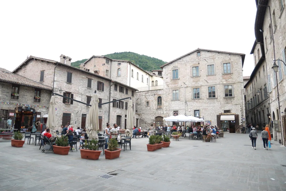 Nuove regole per l’occupazione di suolo pubblico: sicurezza, decoro e polemiche con gli operatori