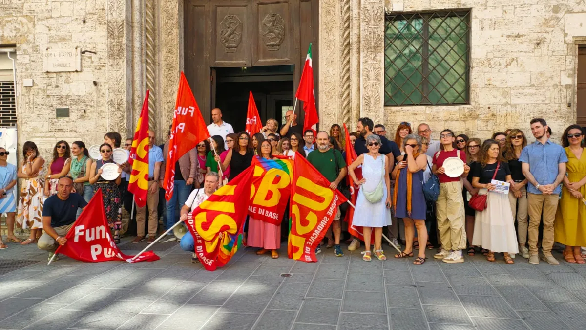 Precari della Giustizia in piazza a Perugia: “Abbiamo velocizzato i processi, ora vogliamo un futuro”