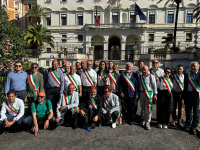 Fasce tricolori in treno per Roma: 40 sindaci umbri e toscani in marcia contro l’isolamento ferroviario