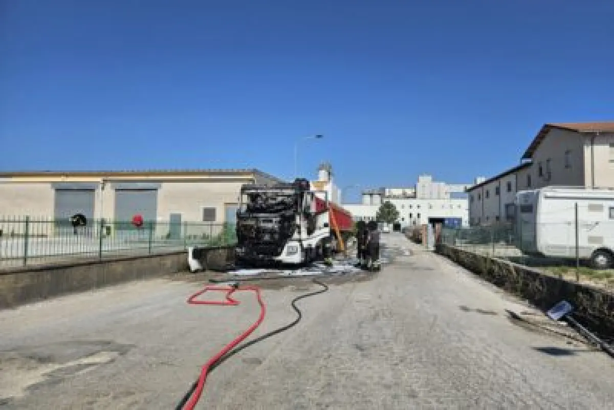 Incendio a un camion nella zona industriale di Padule: paura a Gubbio e riflettori su una lunga scia di roghi
