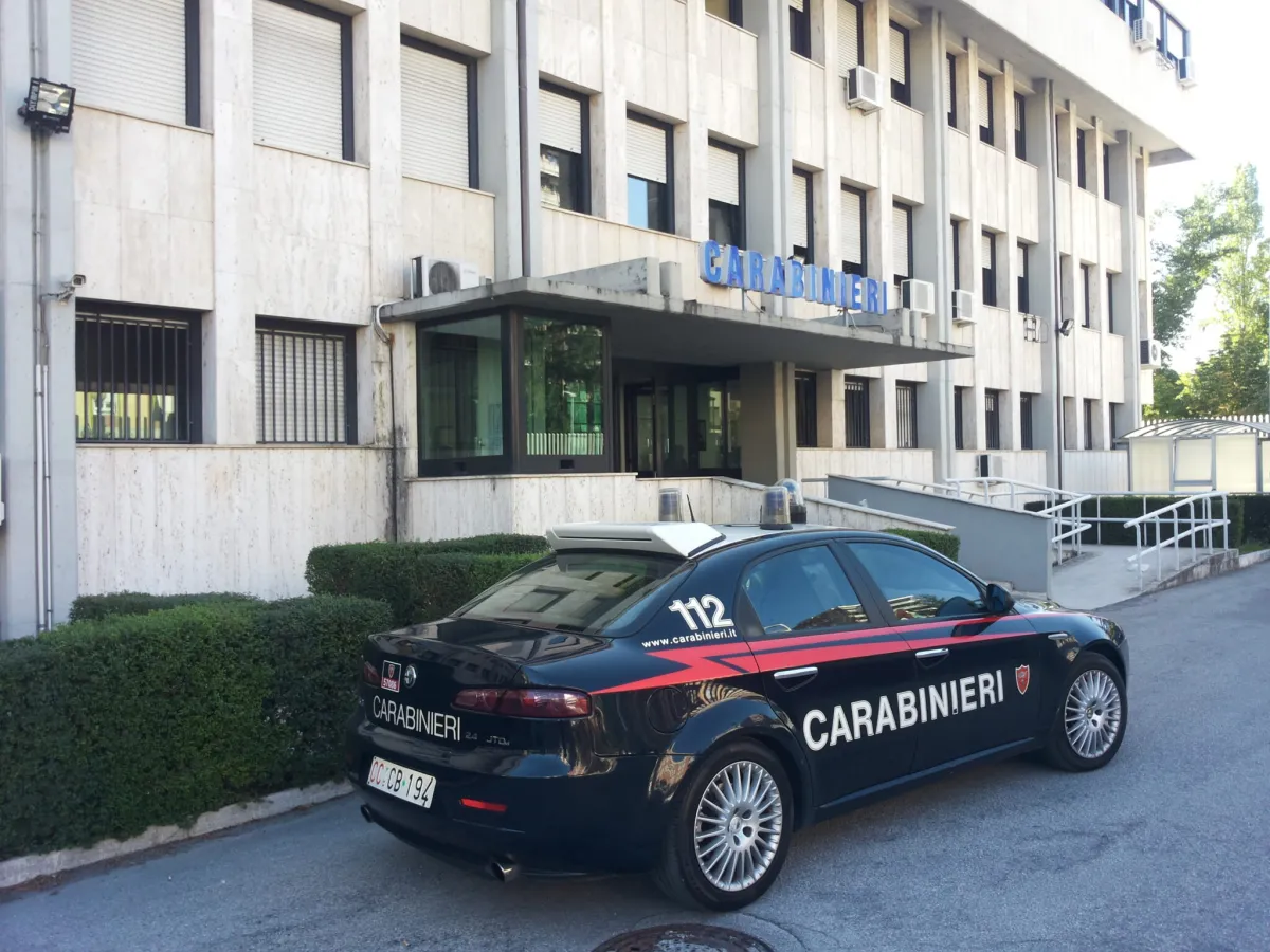 Terni, cedeva droga dalla finestra durante i domiciliari: 18enne in arresto per spaccio