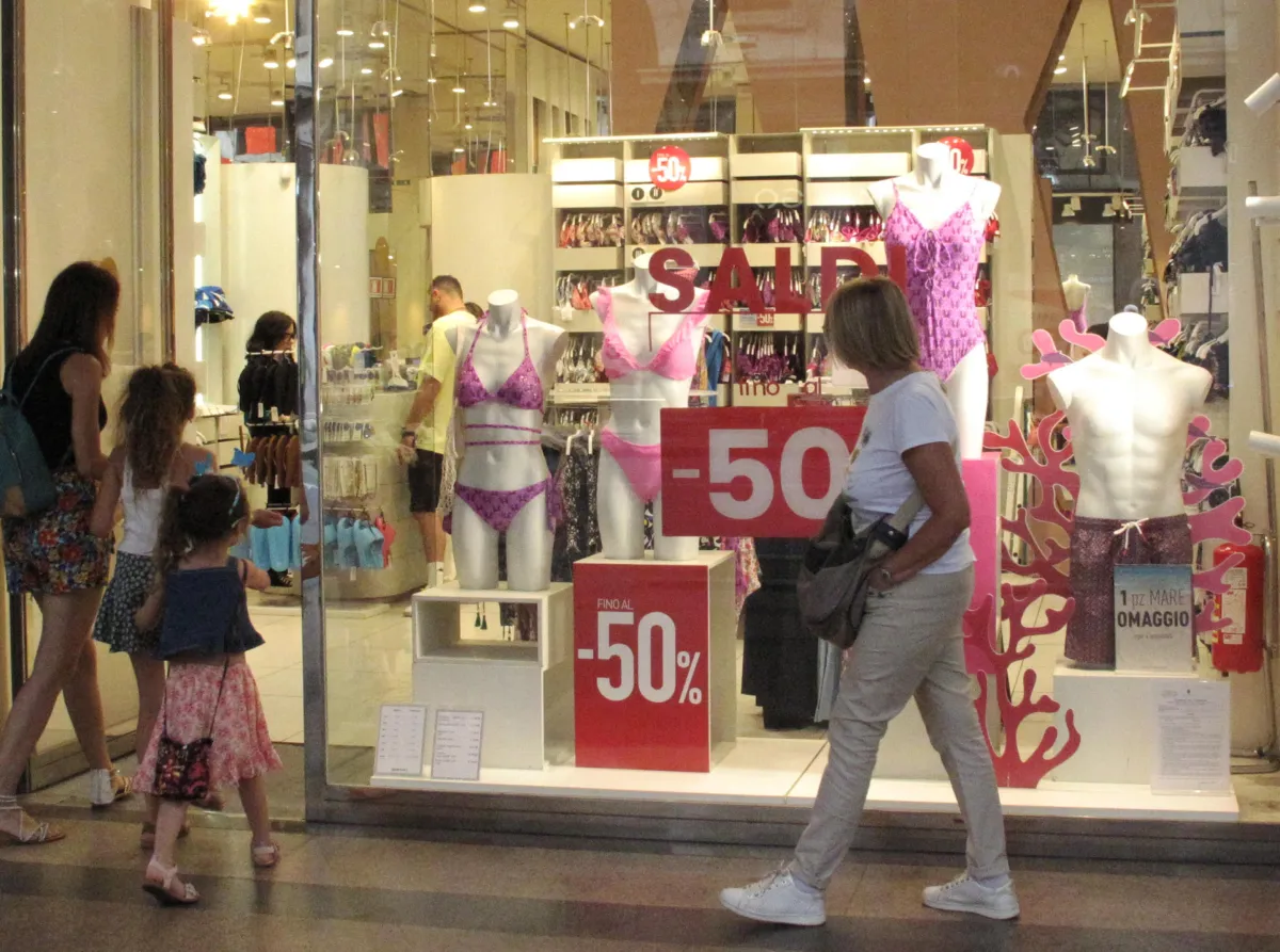 Saldi estivi al via il 5 luglio: in Umbria spesa media di 203 euro, ma Federmoda lancia l’allarme concorrenza sleale