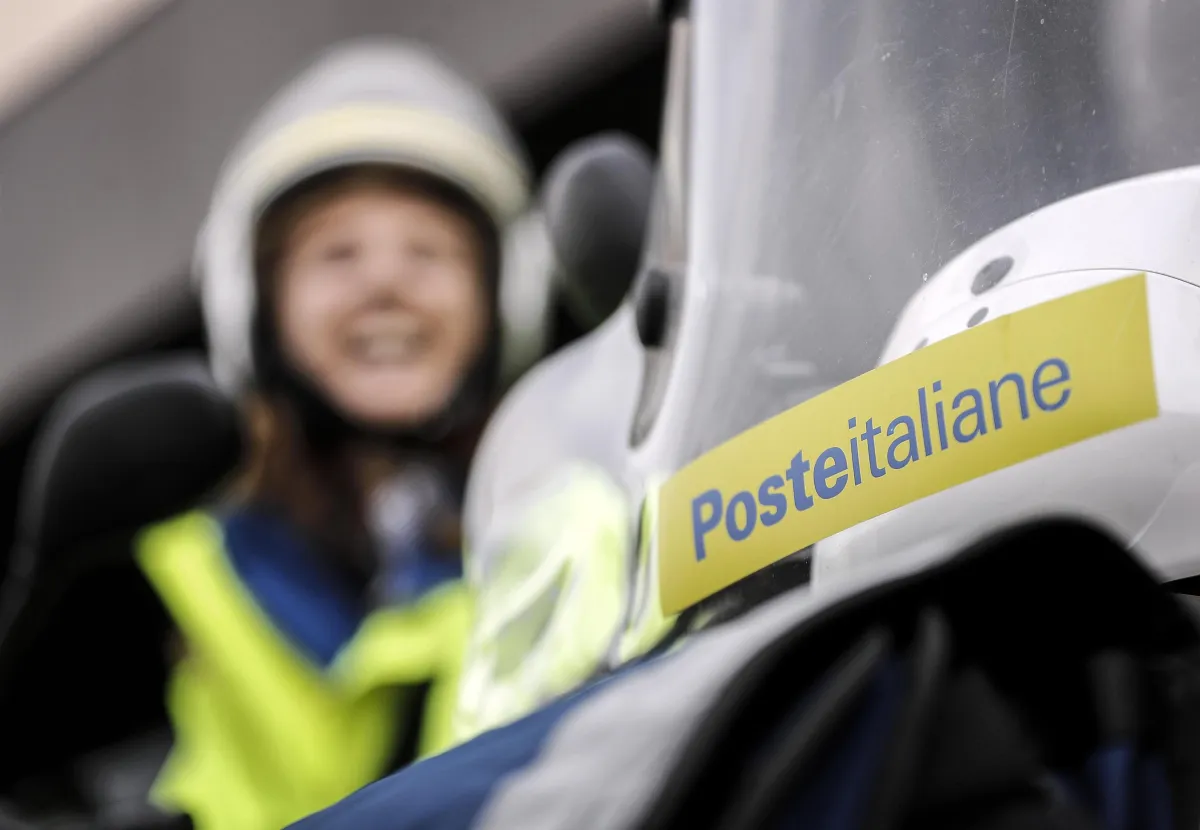 Poste Italiane, caldo torrido e condizioni estreme. L’allarme di Cgil e Uil: "Ambienti lavorativi insalubri"
