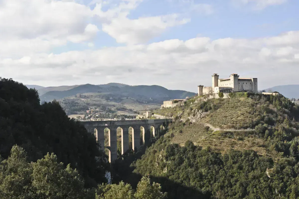 L’Umbria dell’arte eterna: i percorsi da non perdere tra grandi maestri, città d’arte e patrimoni nascosti