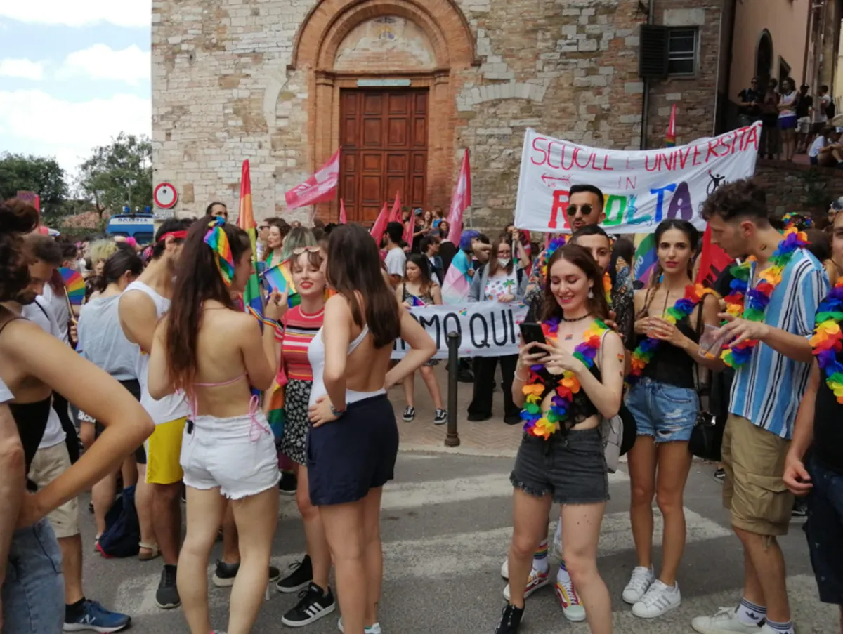 Grande successo a Terni per l’Umbria Pride 2025: il corteo invade la città