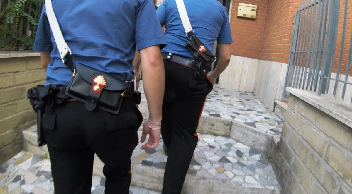Rapina a un autonoleggio nel centro di Terni: arrestato un 25enne egiziano, minacce con coltello rudimentale