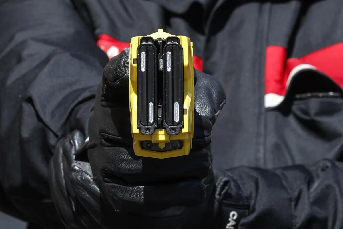 Terni, Fratelli d’Italia propone il Taser per la Polizia Locale: “Priorità alla sicurezza degli agenti”