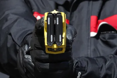Terni, Fratelli d’Italia propone il Taser per la Polizia Locale: “Priorità alla sicurezza degli agenti”
