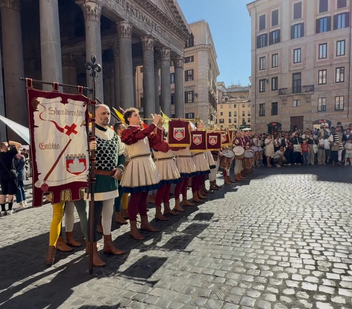 Sbandieratori di Gubbio protagonisti alla Coppa del Mondo di Tiro a Volo a Lonato: eccellenza italiana tra sport e spettacolo