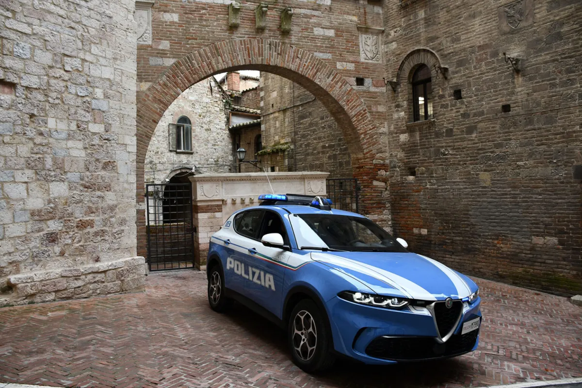 Perugia, ubriaca al bar e aggredisce la polizia: 52enne denunciata