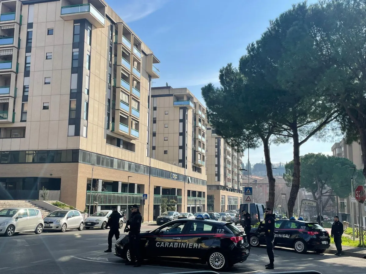 Corciano, cede droga a un minorenne: in arresto entrambi