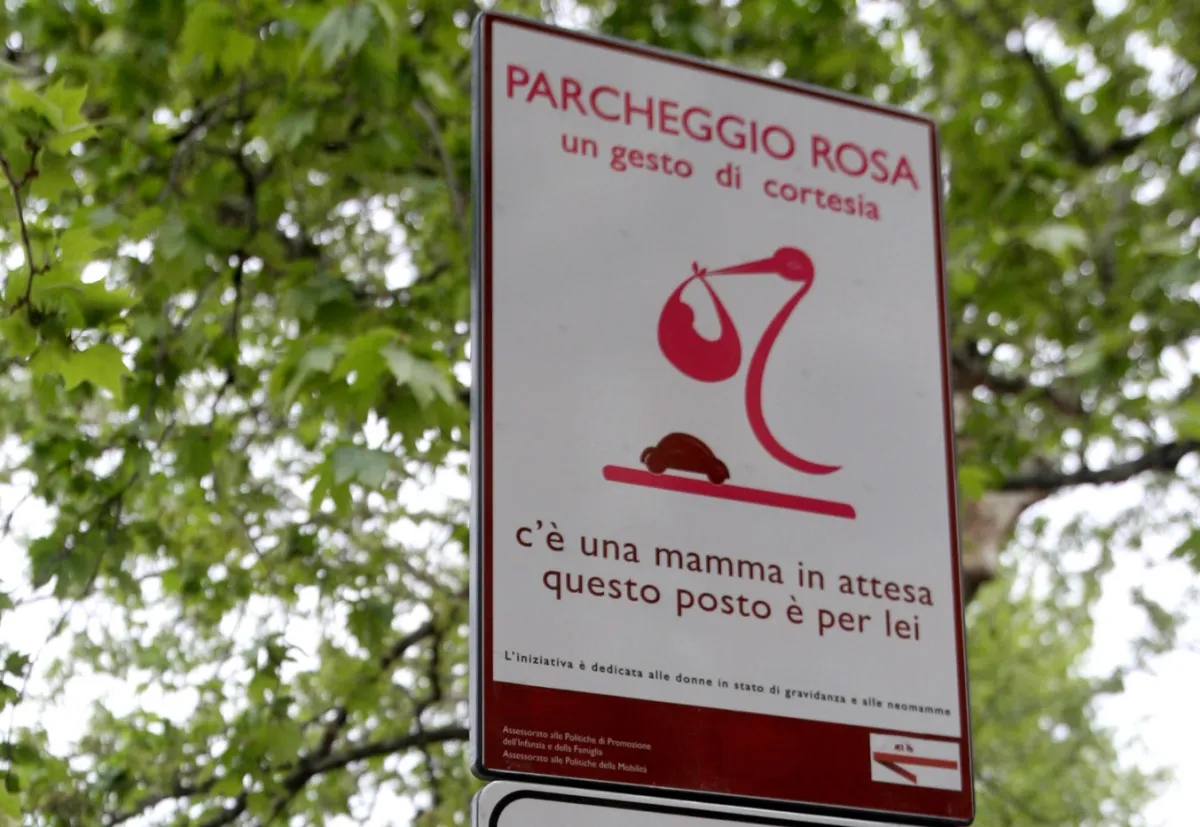 Parcheggi rosa a Terni: ecco dove saranno e come richiedere il contrassegno. La guida completa ai nuovi stalli dedicati a mamme e famiglie