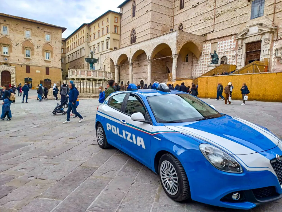 Perugia, 21enne aggredito con spray al peperoncino e coltello in pieno centro: è caccia all’uomo