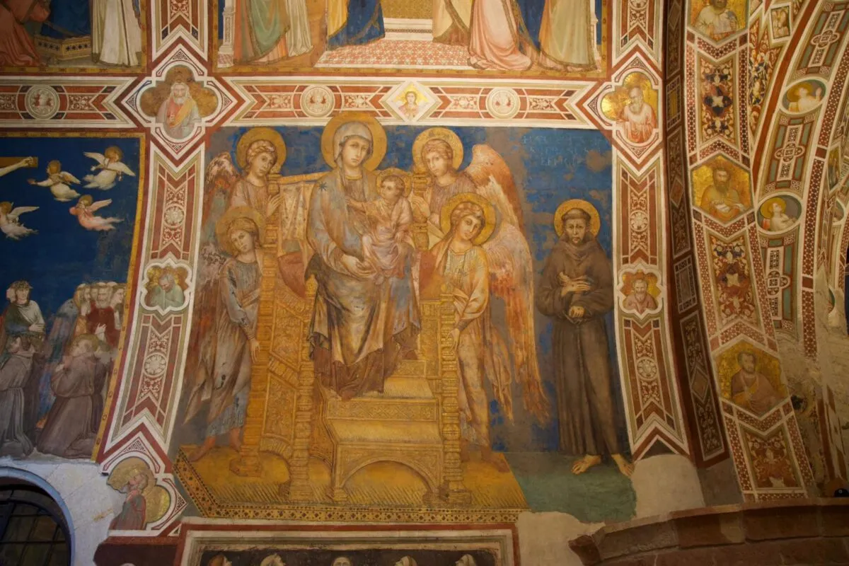 Dall’austerità francescana alla gloria gotica: un itinerario tra le chiese più celebri dell’Umbria, per riscoprire il senso del sacro attraverso la meraviglia dell’arte