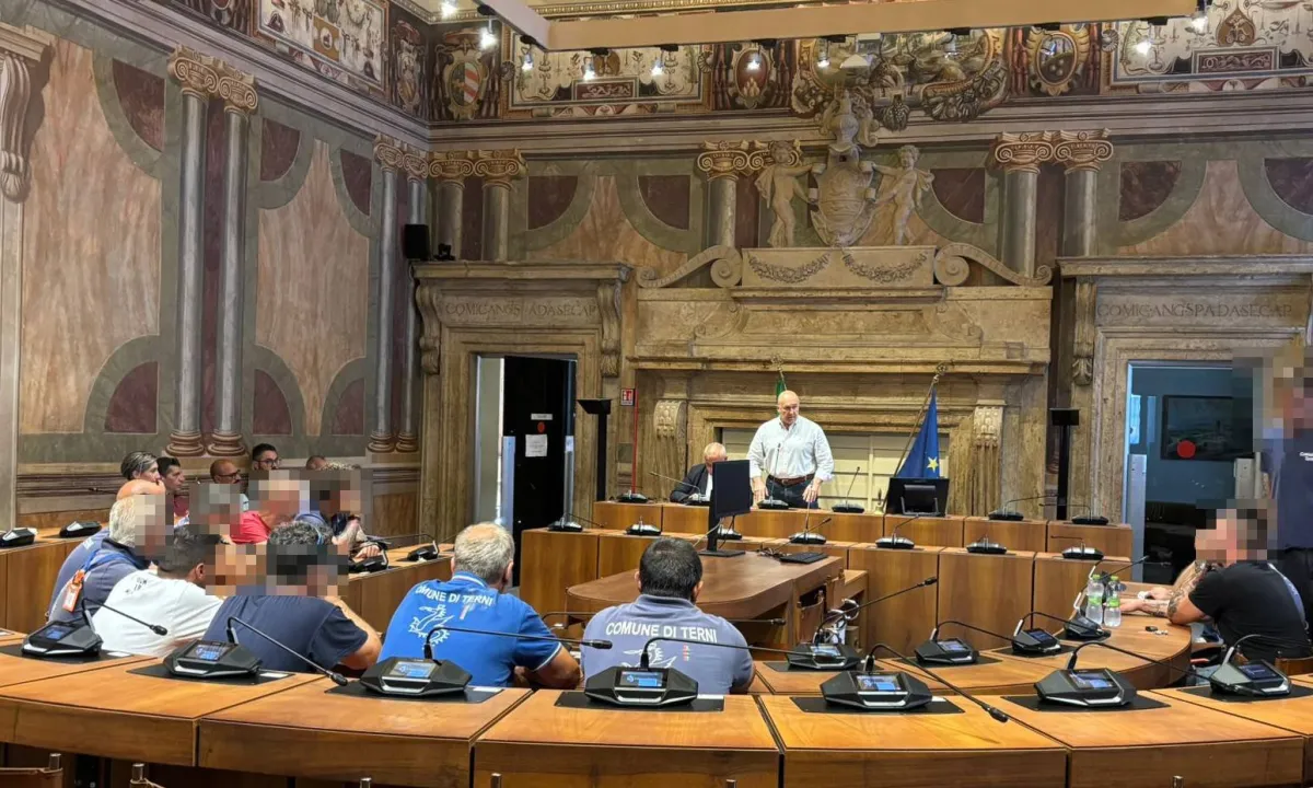 Terni, Bandecchi convoca gli operai e li accusa: “L'assenteismo blocca i lavori, i cittadini meritano rispetto”