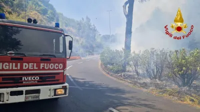 Spello, incendio a Capitan Loreto: vigili del fuoco per domare le fiamme