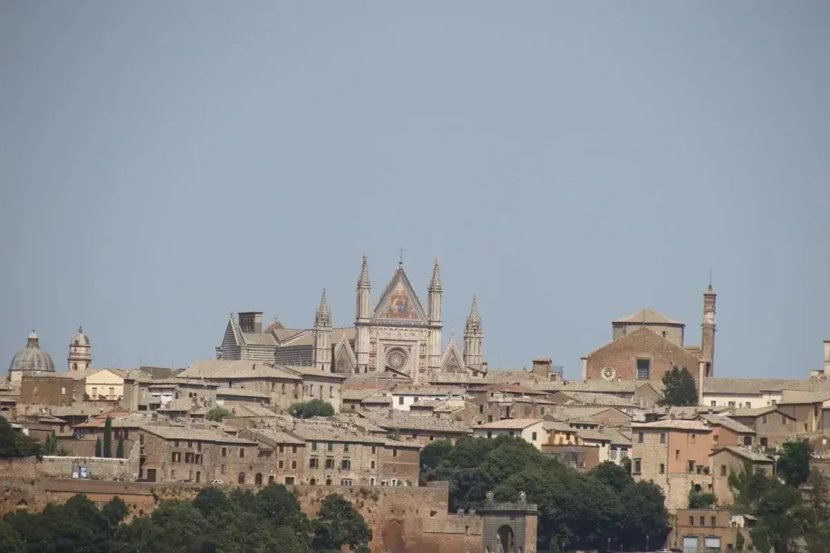 Cosa vedere a Orvieto se amate la storia: un percorso tra epoche e civiltà nella città sospesa sul tufo