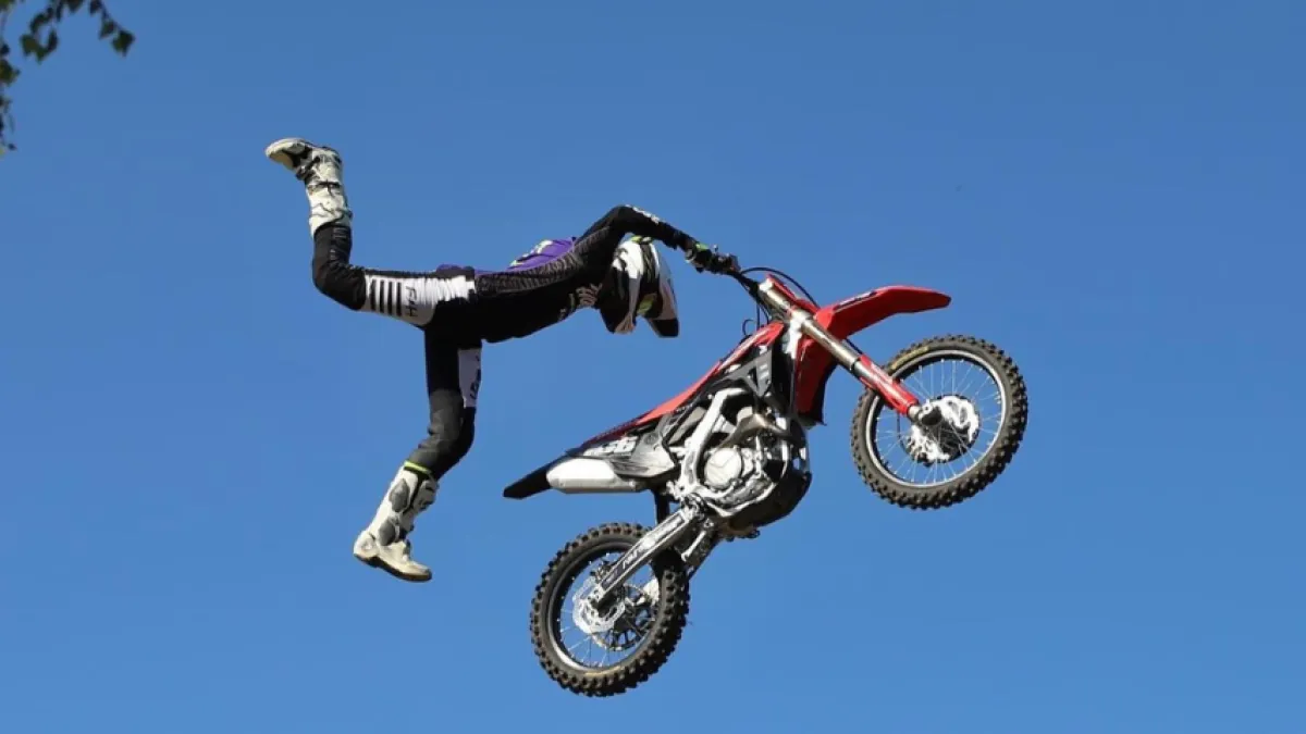 Freestyle, mototurismo e spettacolo: Gualdo Tadino celebra i 60 anni del Moto Club con un weekend ad alta adrenalina