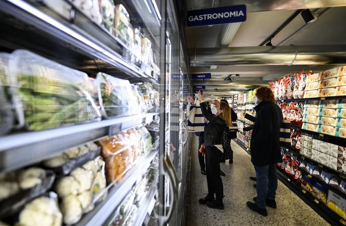 Terni, uomo rischia di soffocare in un supermercato. Due medici fuori servizio del Santa Maria gli salvano la vita