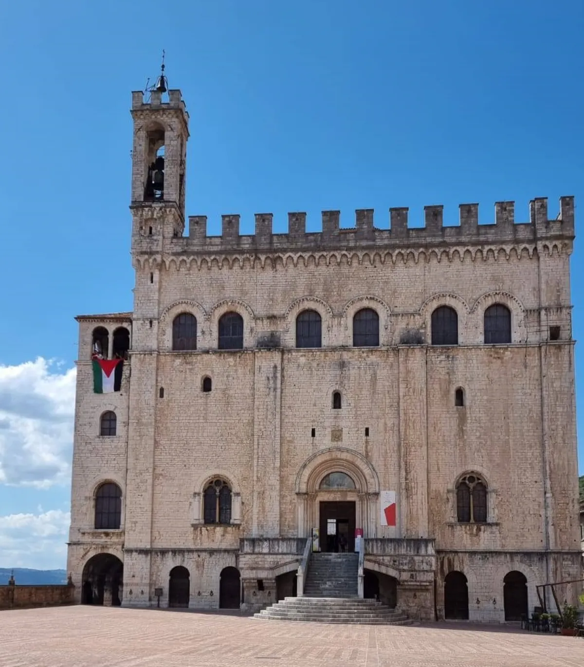 Bandiera della Palestina sul Palazzo dei Consoli di Gubbio: gesto simbolico o strumentalizzazione politica?