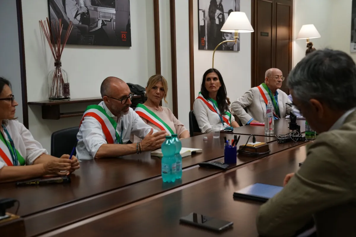 Protocollo Umbria-Toscana, i sindaci contro le Regioni: "Alta Velocità non basta, serve un accordo sui collegamenti locali e i treni veloci"