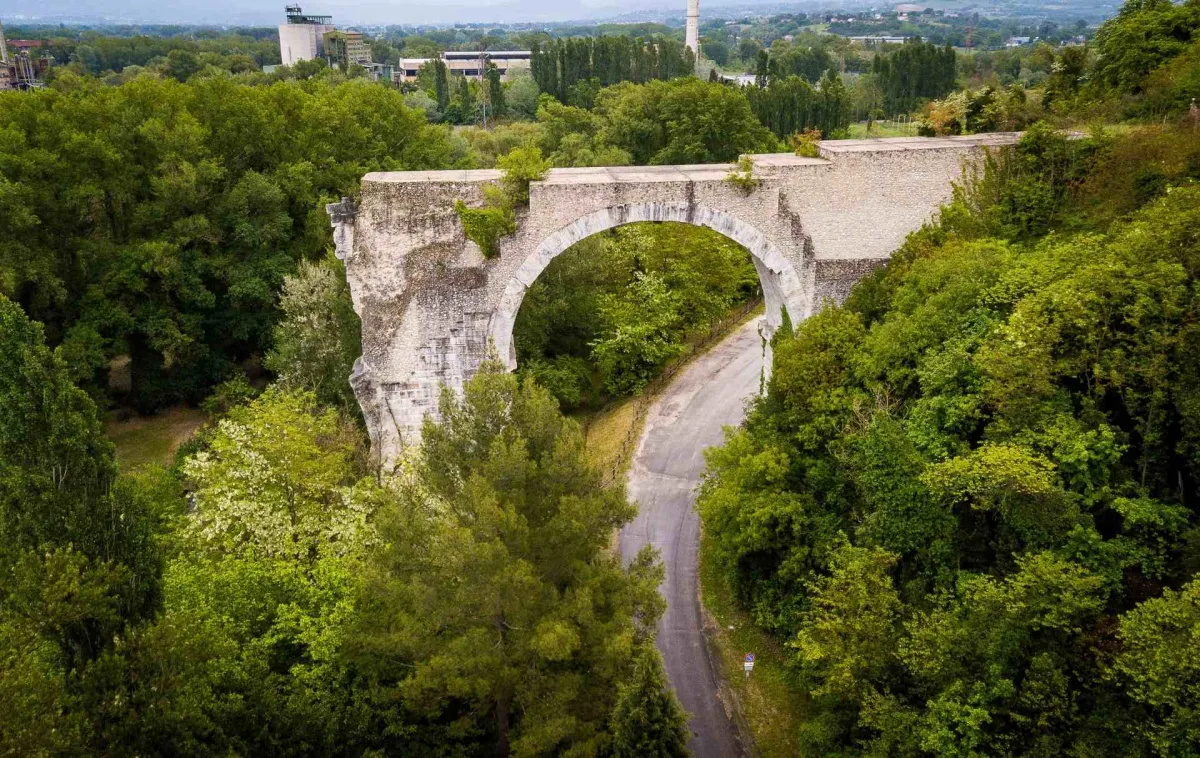 Dove scorre la storia: l’Umbria vista dai suoi ponti, tra architetture ardite, panorami incantati e legami invisibili che attraversano il tempo