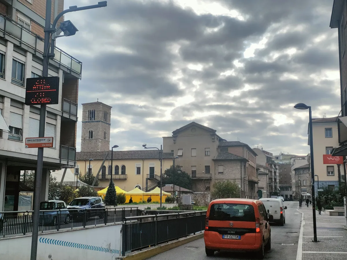 ZTL Terni: via libera a rider e medici, nuove deroghe per eventi e servizi. Polemiche sui permessi ai dipendenti pubblici