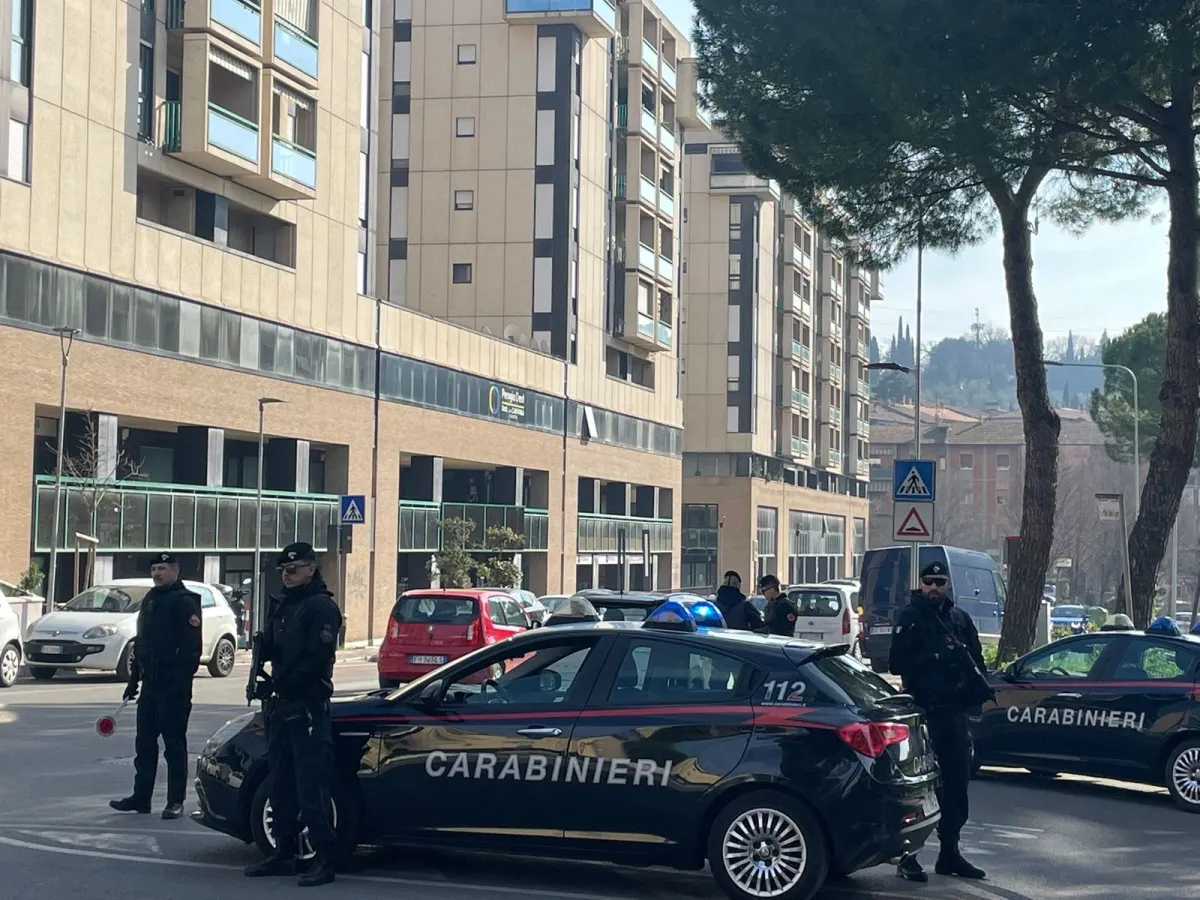 Perugia, aggredisce i genitori e si scaglia contro i Carabinieri: arrestato un 30enne in evidente stato di alterazione