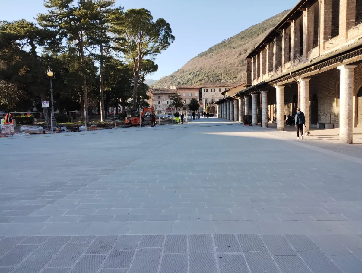 Piazza Quaranta Martiri a Gubbio: segnalazioni di cadute e pericoli per i pedoni nel cantiere aperto