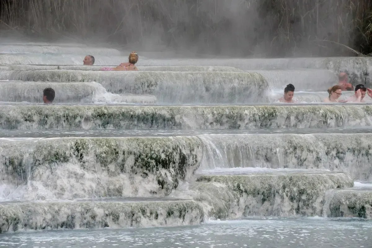 Ferragosto in Umbria: le migliori terme dove trascorrere una giornata di relax tra acque rigeneranti e paesaggi naturali