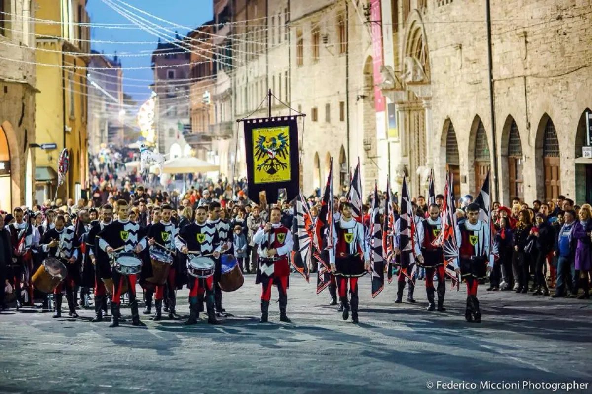 45 anni del Gruppo Sbandieratori di Gualdo Tadino: grande festa in Piazza Martiri della Libertà il 2 agosto