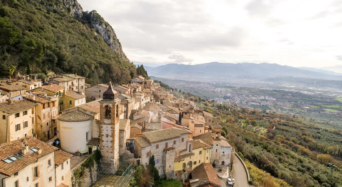 Un'Umbria diversa, segreta e affascinante: ecco le mete da non perdere per chi ama viaggiare lontano dal turismo di massa