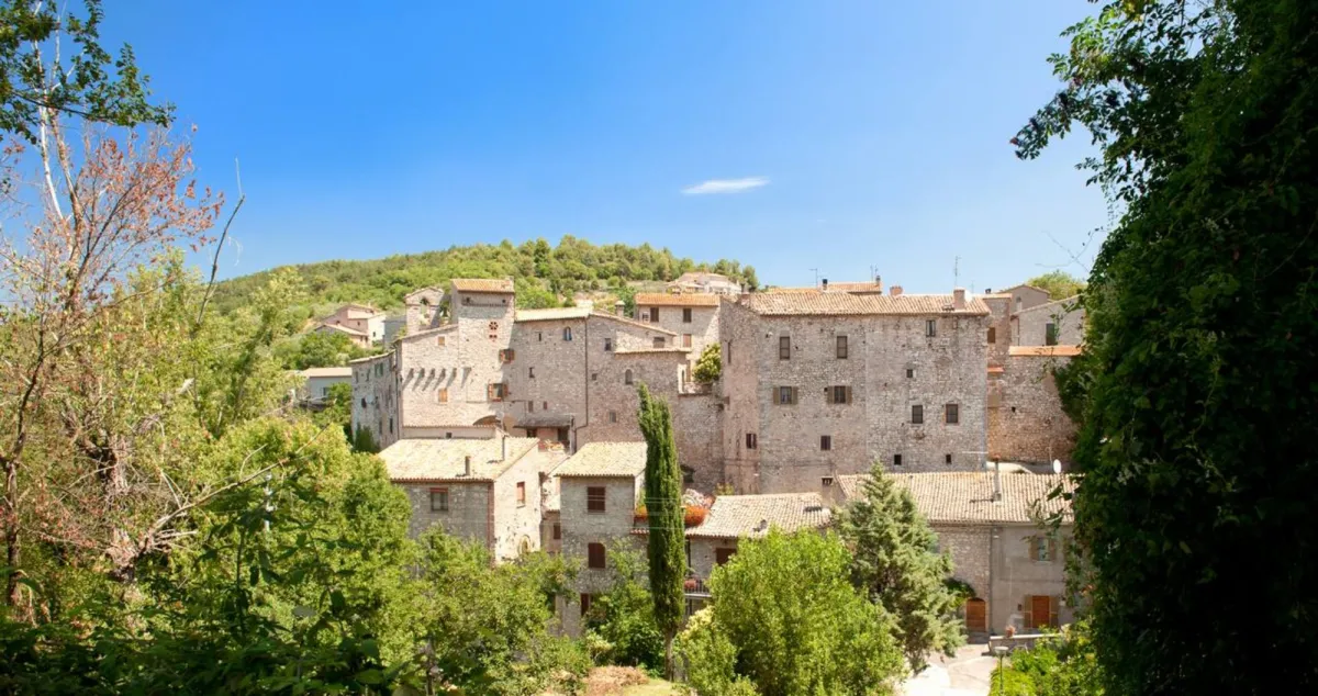 Gioielli dimenticati nel cuore verde d’Italia: i borghi umbri che (quasi) nessuno conosce, ma tutti dovrebbero visitare