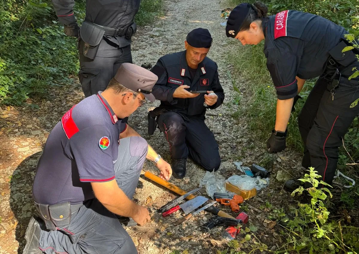 Terni, blitz antidroga nell'area boschiva di Miranda: sequestrate cocaina, hashish e armi bianche