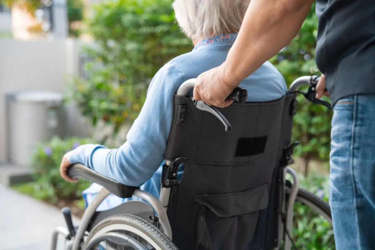 Caregiver, la Regione Umbria aggiorna i criteri di sostegno: aiuti da 800 a 3000 euro 