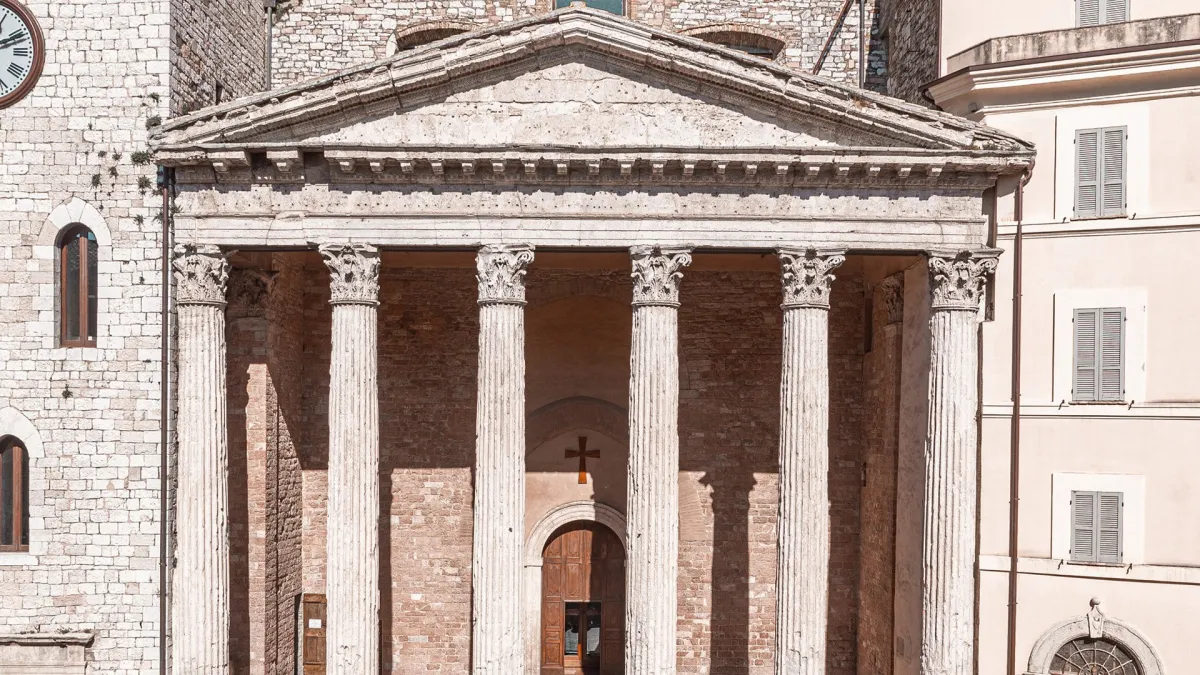 Un viaggio nel cuore dell’Umbria antica: alla scoperta delle civiltà che ne hanno plasmato il volto, tra monumenti etruschi, architetture romane e antiche pievi