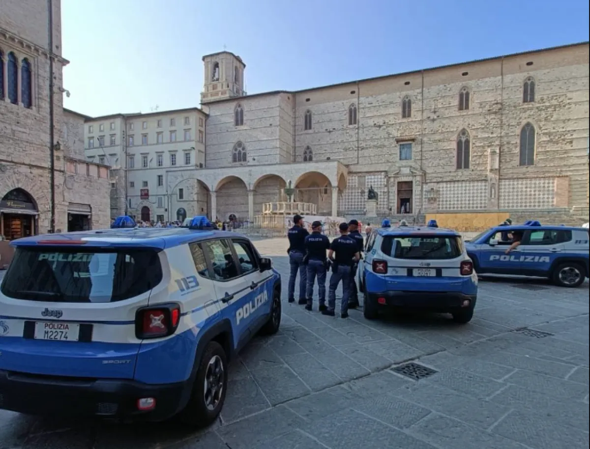 Seminarono scompiglio nel cuore di Perugia: doppia rapina con spray e coltello, uno in carcere e uno in fuga