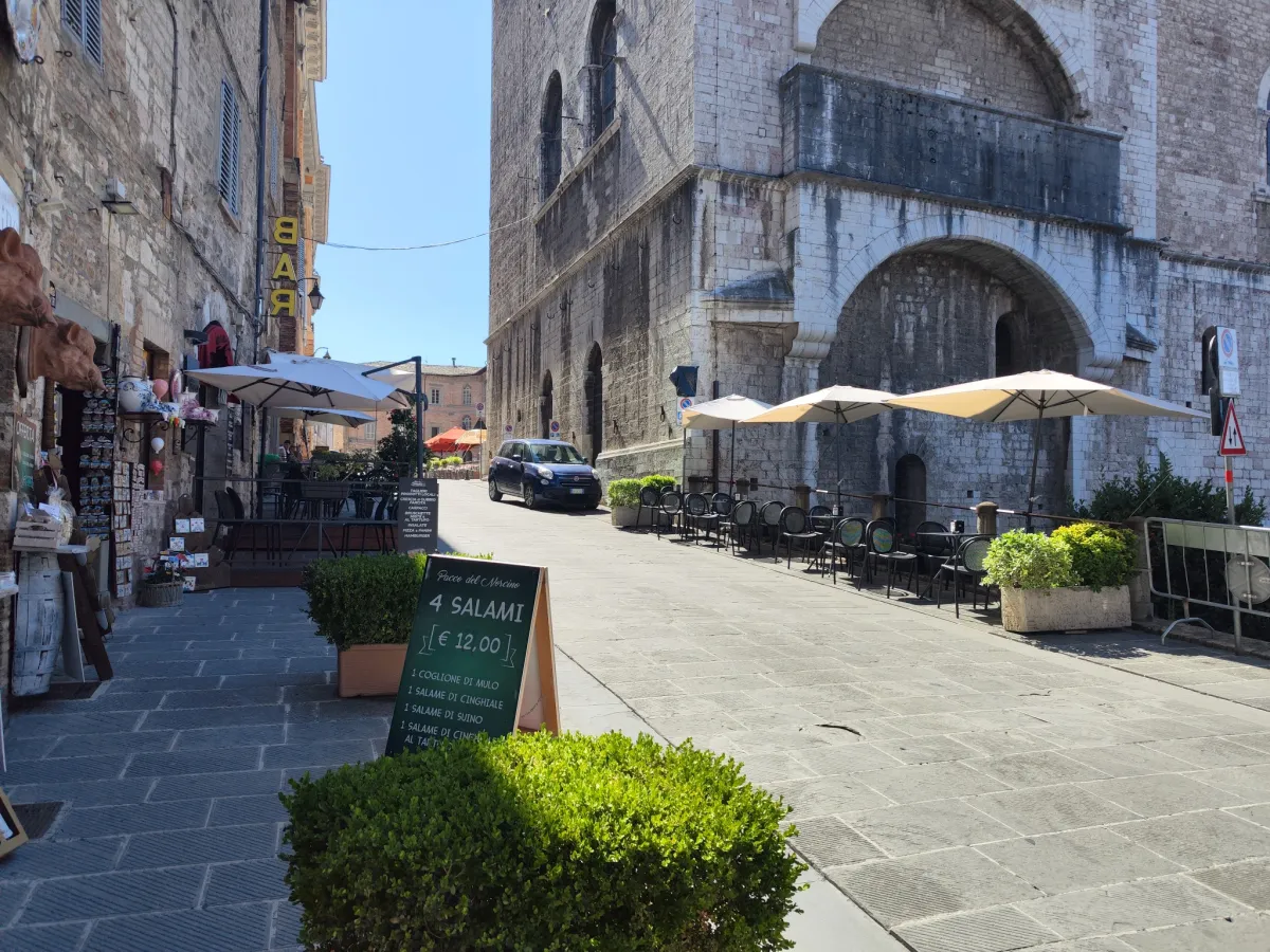 Lettera aperta di Vivere Gubbio: richieste di chiarimento su circolazione e parcheggi in Via dei Consoli